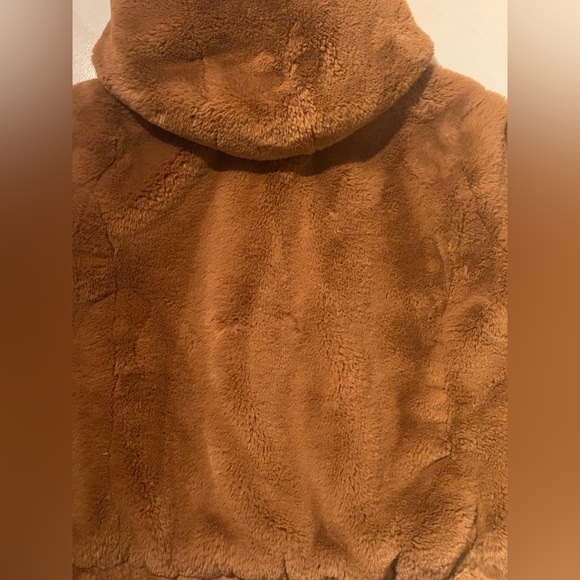 Super soft GAP teddy bear jacket in a rich brown color. - Picture 7 of 9